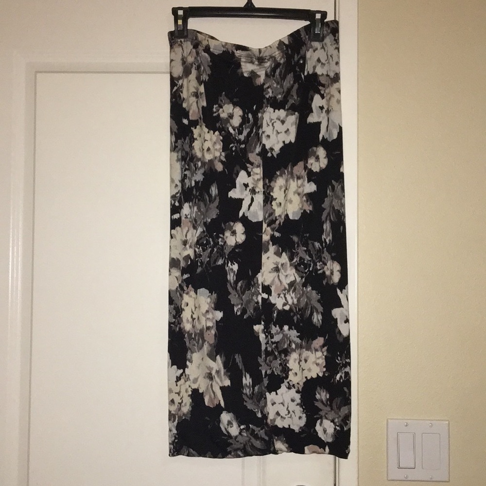🌻2 FOR $20👒 Floral maxi skirt black white large
